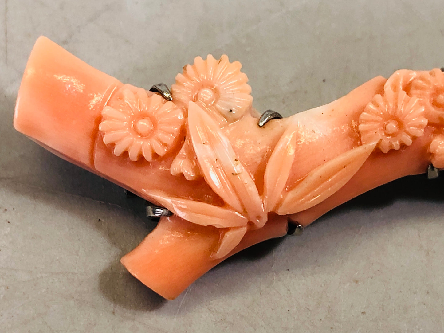 Y6577 [VIDEO] OBIDOME Sash Clip brooch Coral engraving Japan Kimono accessory antique