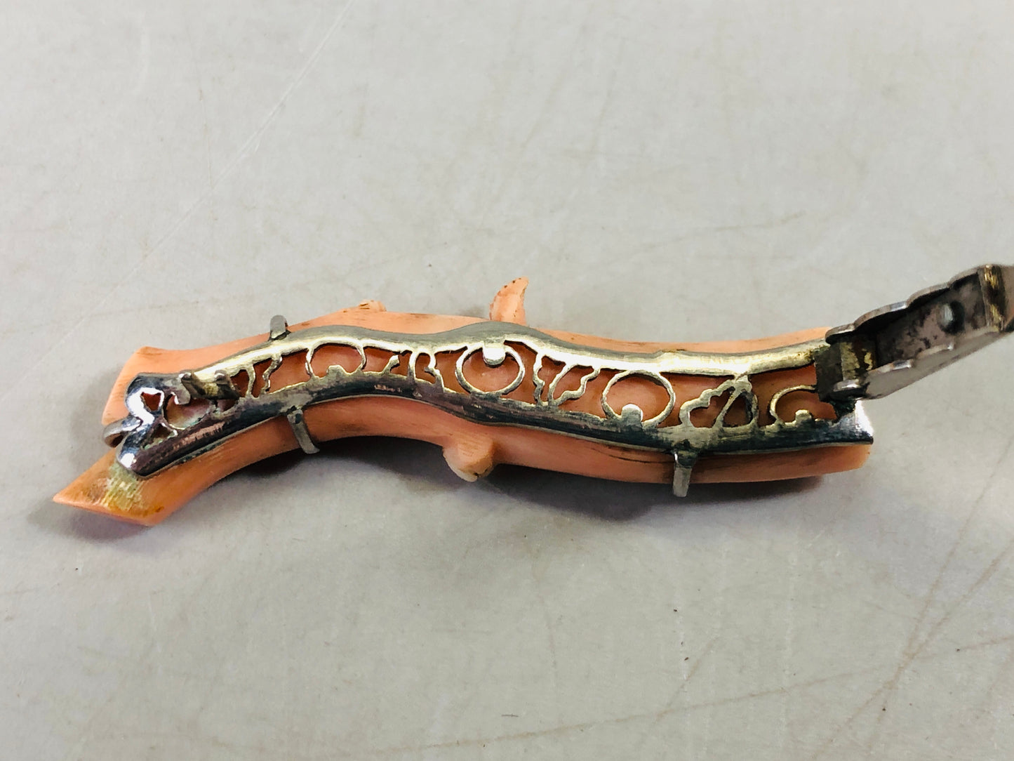 Y6578 [VIDEO] BROOCH Coral flower pattern engraving Japan Kimono accessory antique