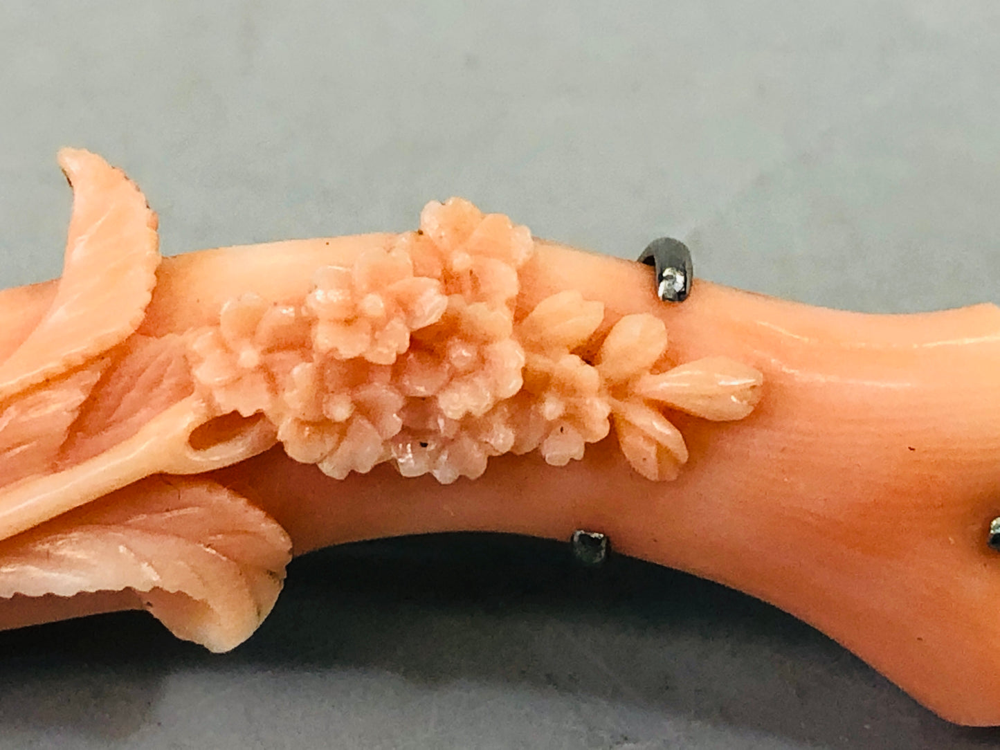 Y6578 [VIDEO] BROOCH Coral flower pattern engraving Japan Kimono accessory antique