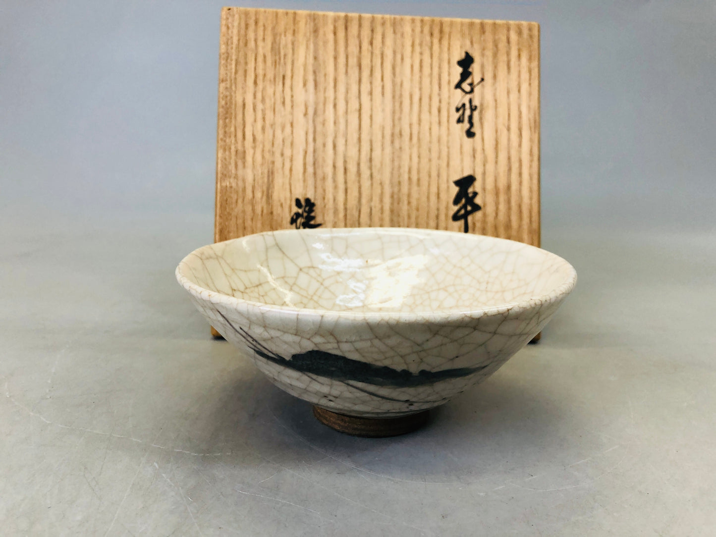 Y6661 [VIDEO] CHAWAN Shino-ware flat signed box Japan antique tea ceremony pottery bowl