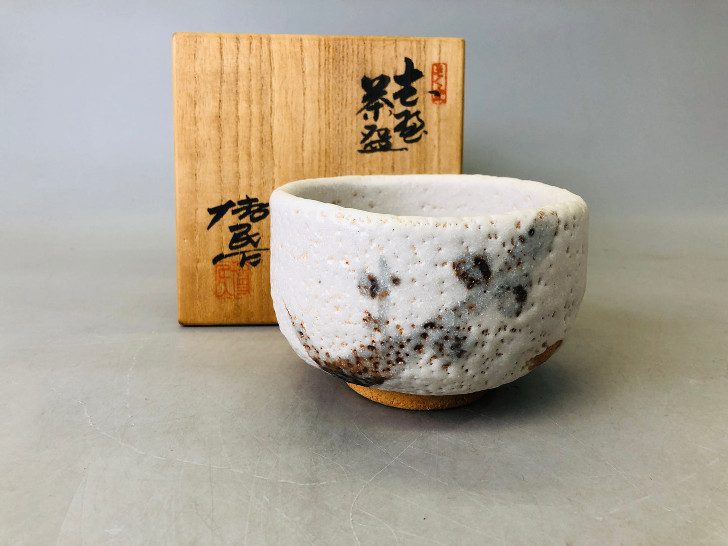 Y6687 [VIDEO] CHAWAN Shino-ware signed box Japan antique tea ceremony pottery bowl cup