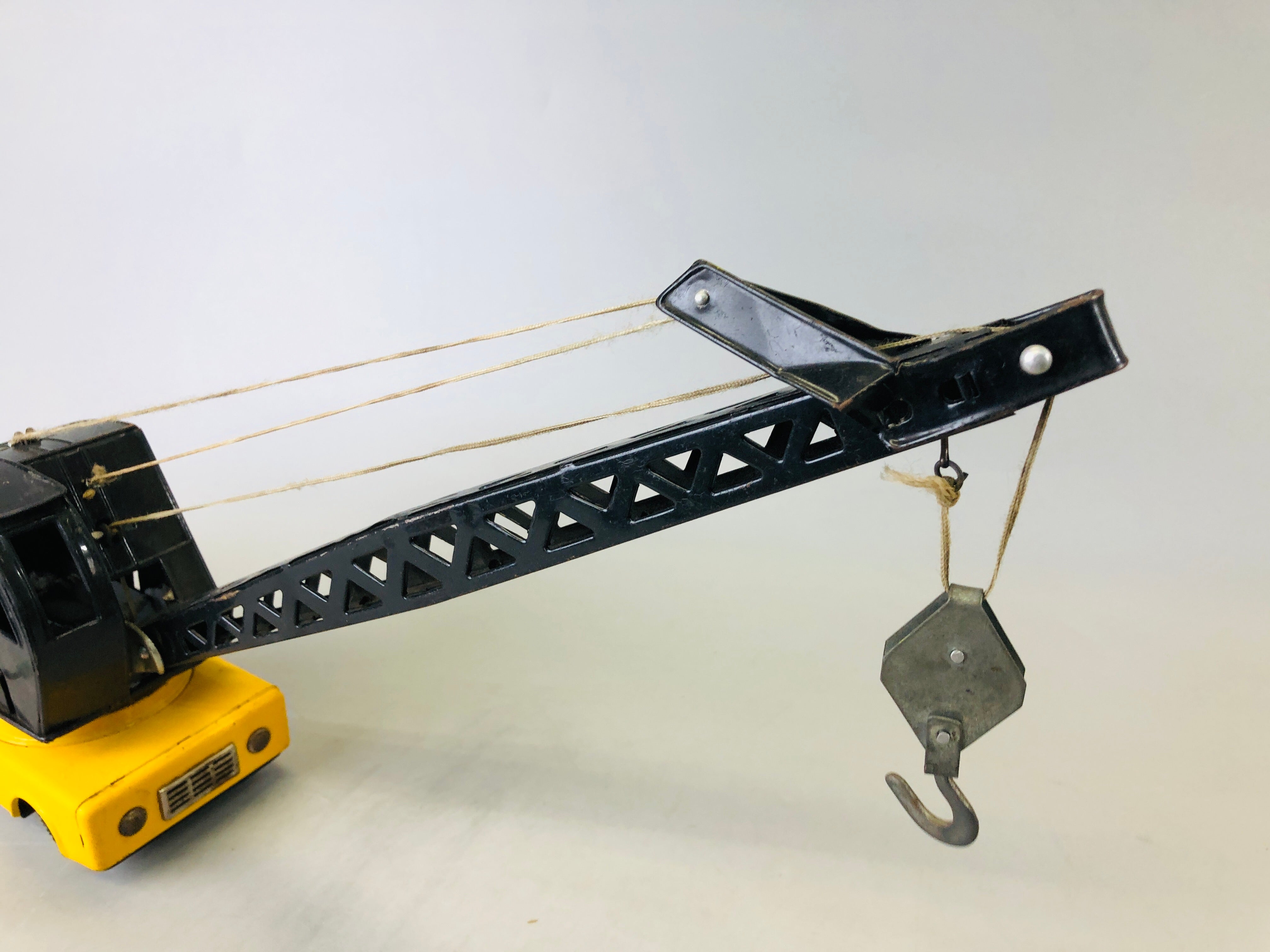 Y6691 [VIDEO] TIN TOY Giant Truck tower crawler Crane