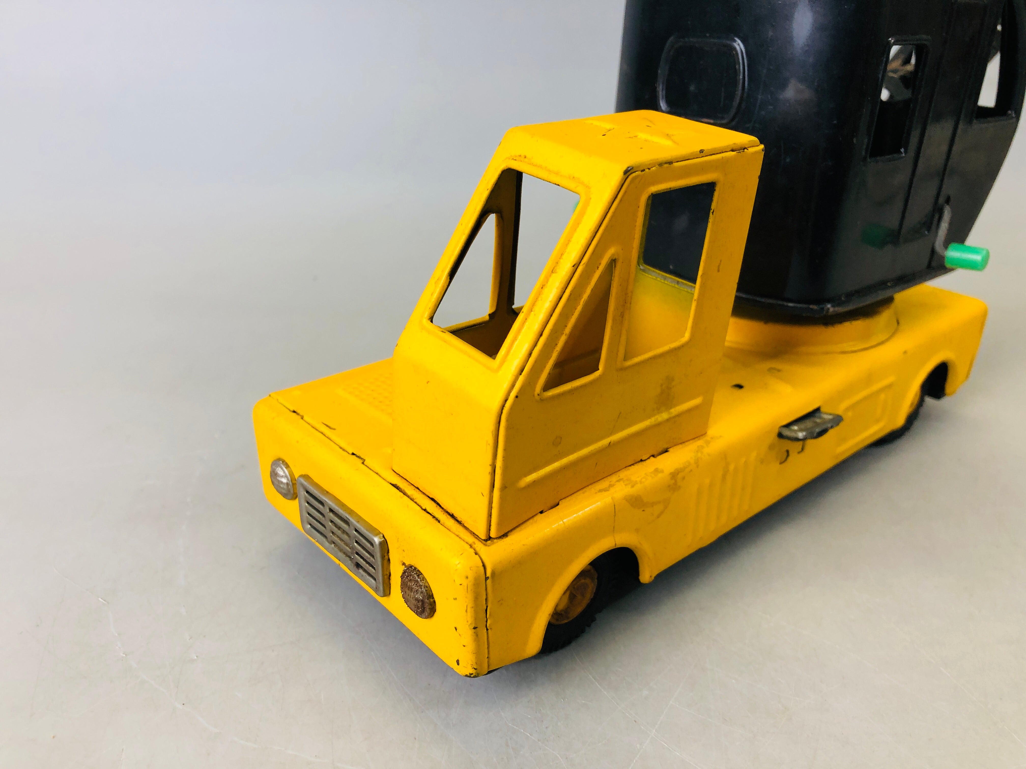Y6691 [VIDEO] TIN TOY Giant Truck tower crawler Crane