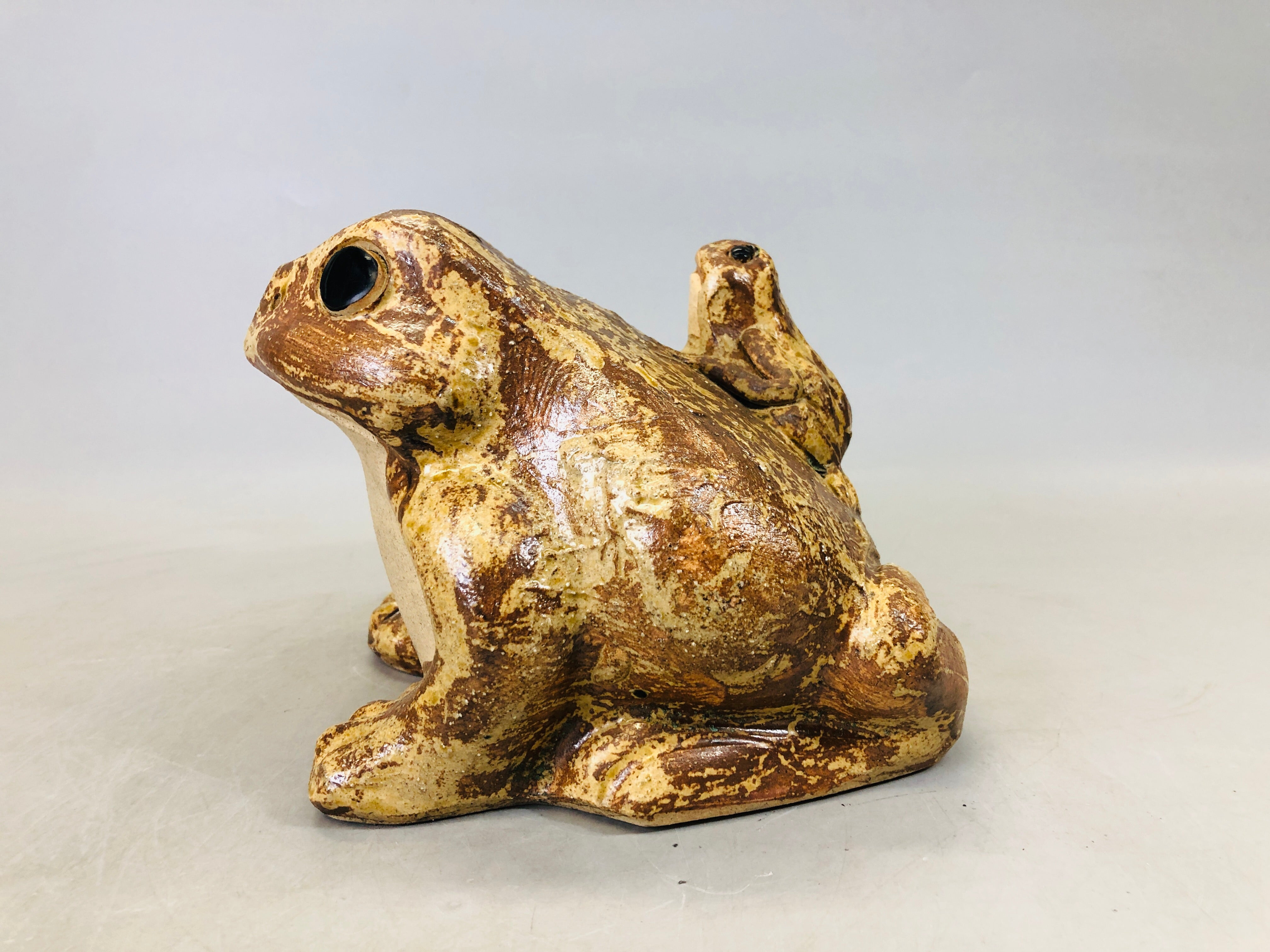 Y6797 [VIDEO] OKIMONO Ceramic Frog faimly figurine Japan antique