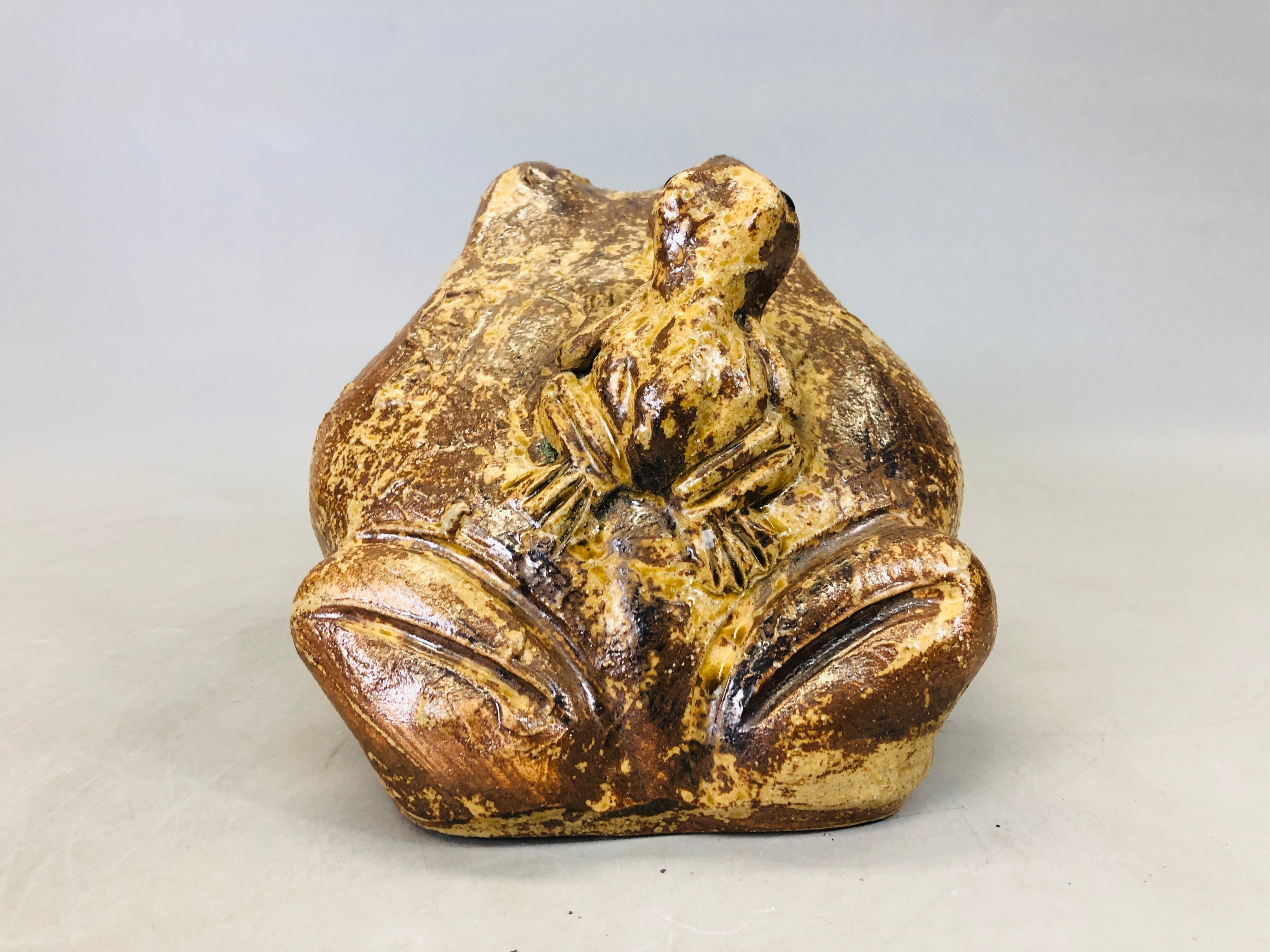 Y6797 [VIDEO] OKIMONO Ceramic Frog faimly figurine Japan
