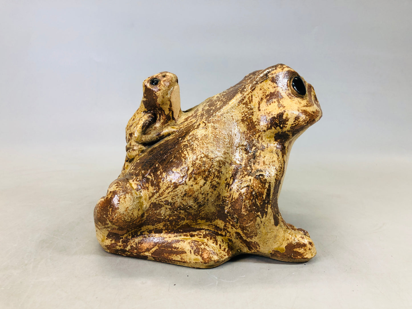 Y6797 [VIDEO] OKIMONO Ceramic Frog faimly figurine Japan antique figure interior decor