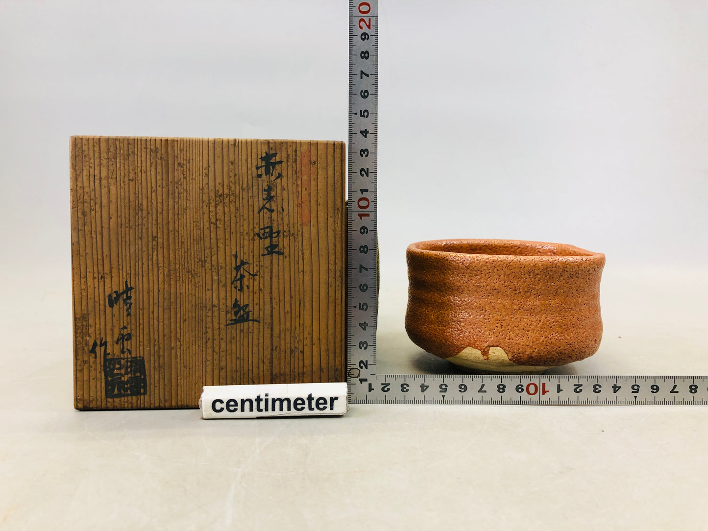 Y6850 [VIDEO] CHAWAN Shino-ware red shino signed box Japan antique tea ceremony pottery