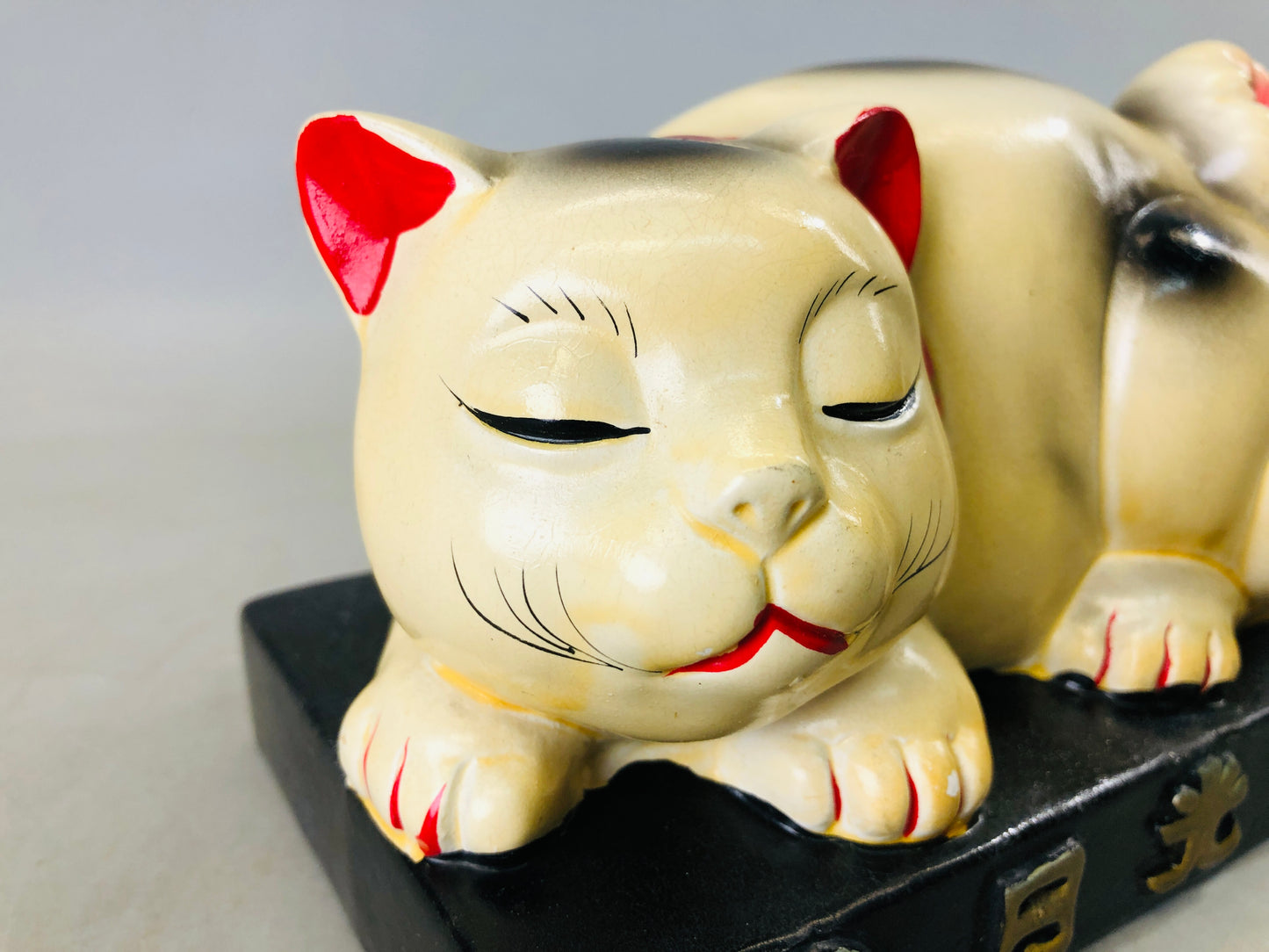 Y6864 [VIDEO] OKIMONO Ceramic Sleeping Cat figurine figure Japan antique interior decor