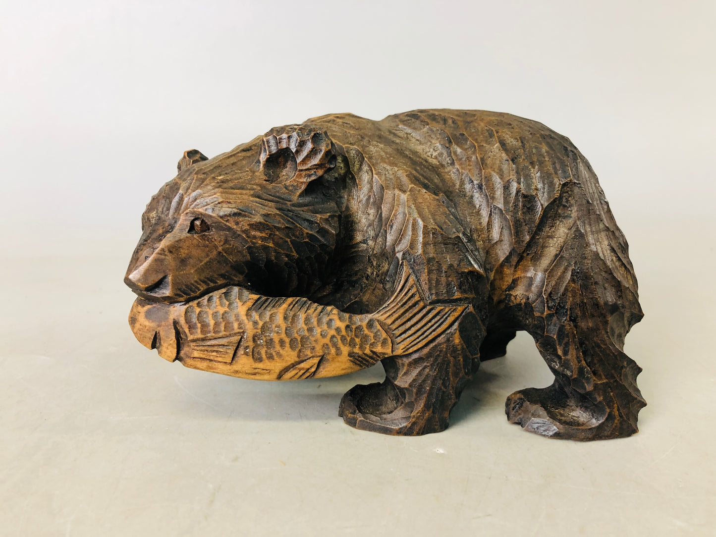 Y6880 [VIDEO] OKIMONO wood carving bear salmon figure figurine Japan antique interior