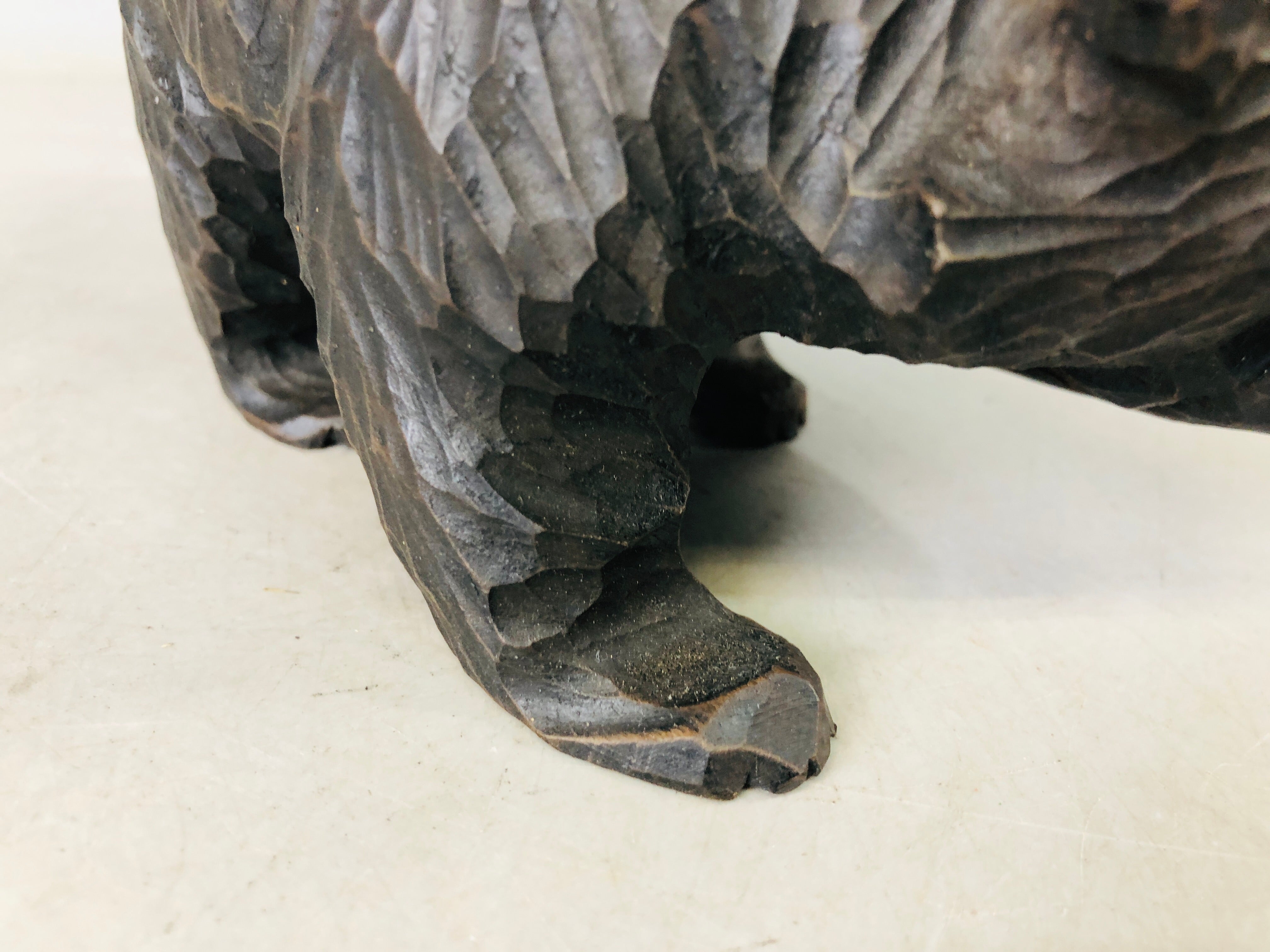 Y6880 [VIDEO] OKIMONO wood carving bear salmon figure