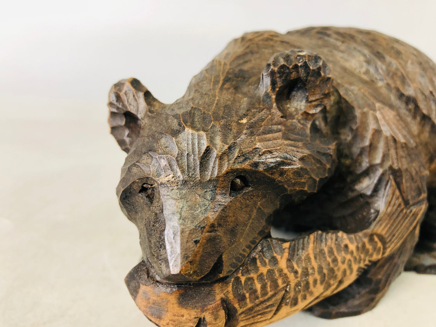 Y6880 [VIDEO] OKIMONO wood carving bear salmon figure figurine Japan antique interior