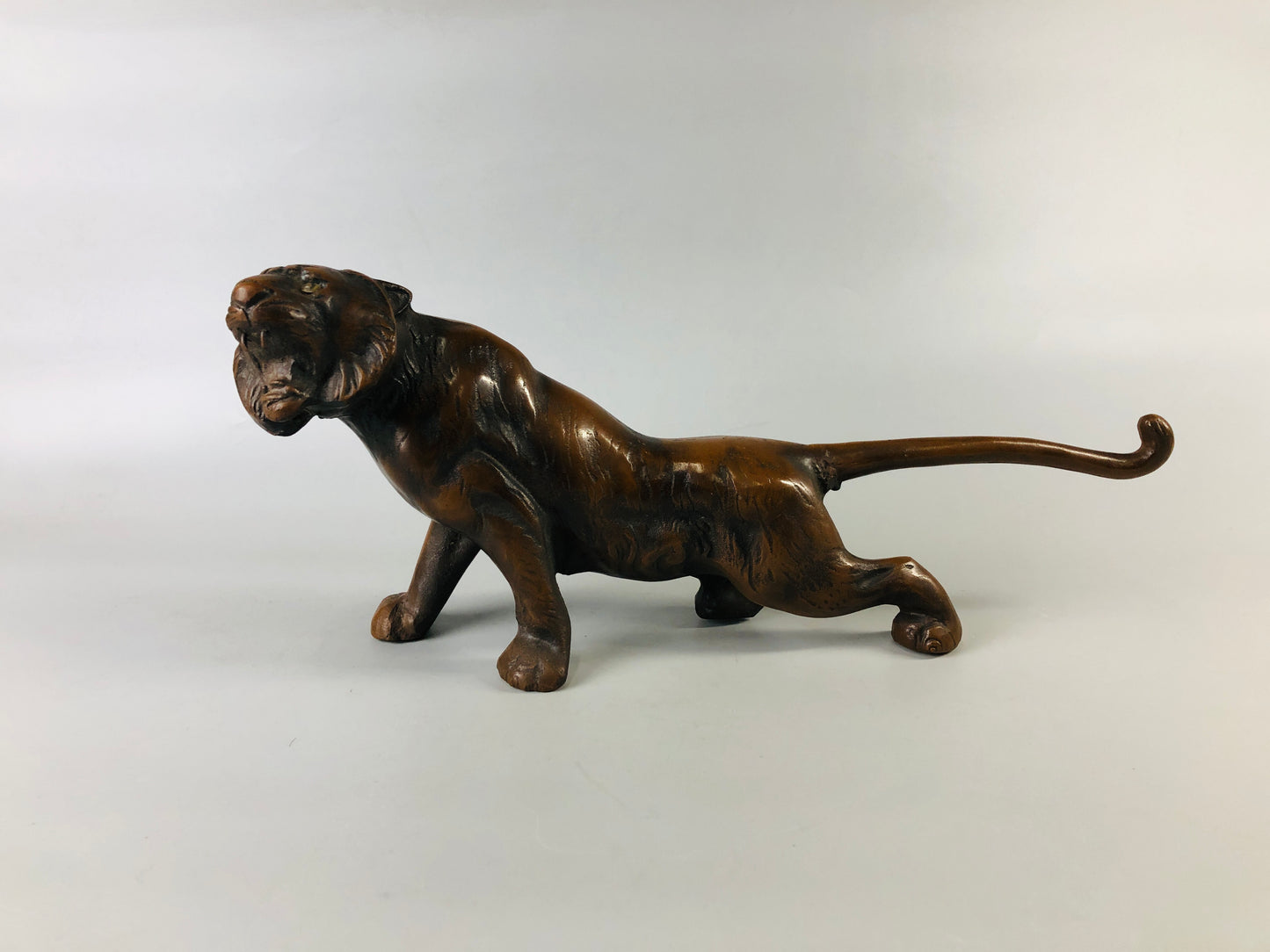 Y6926 [VIDEO] OKIMONO metal Tiger figure figurine Japan antique interior home decor