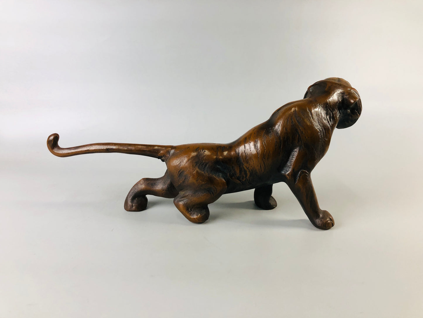 Y6926 [VIDEO] OKIMONO metal Tiger figure figurine Japan antique interior home decor