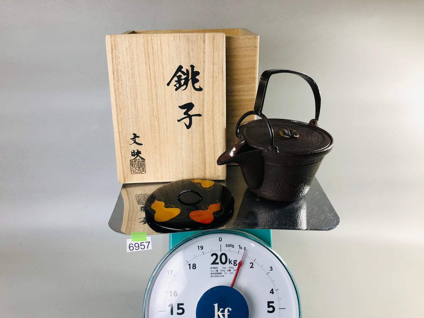 Y6957 「VIDEO] CHOUSHI Iron Sake bottle Makie replacement lid signed box Japan antique