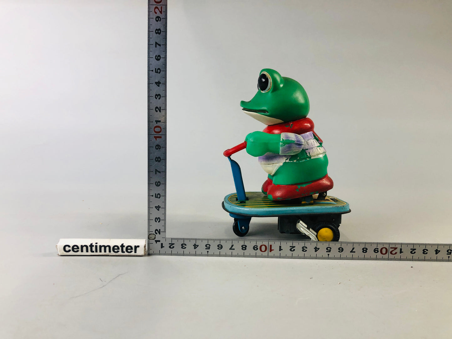 Y7022 [VIDEO] TIN TOY Keroyon kickboard frog scooter Japan antique vintage interior