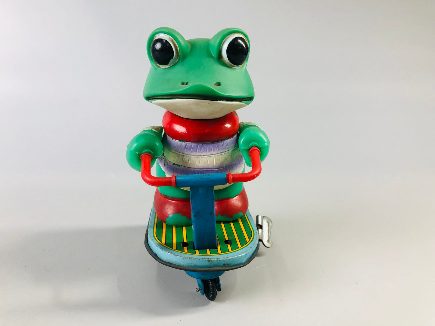 Y7022 [VIDEO] TIN TOY Keroyon kickboard frog scooter Japan antique vintage interior