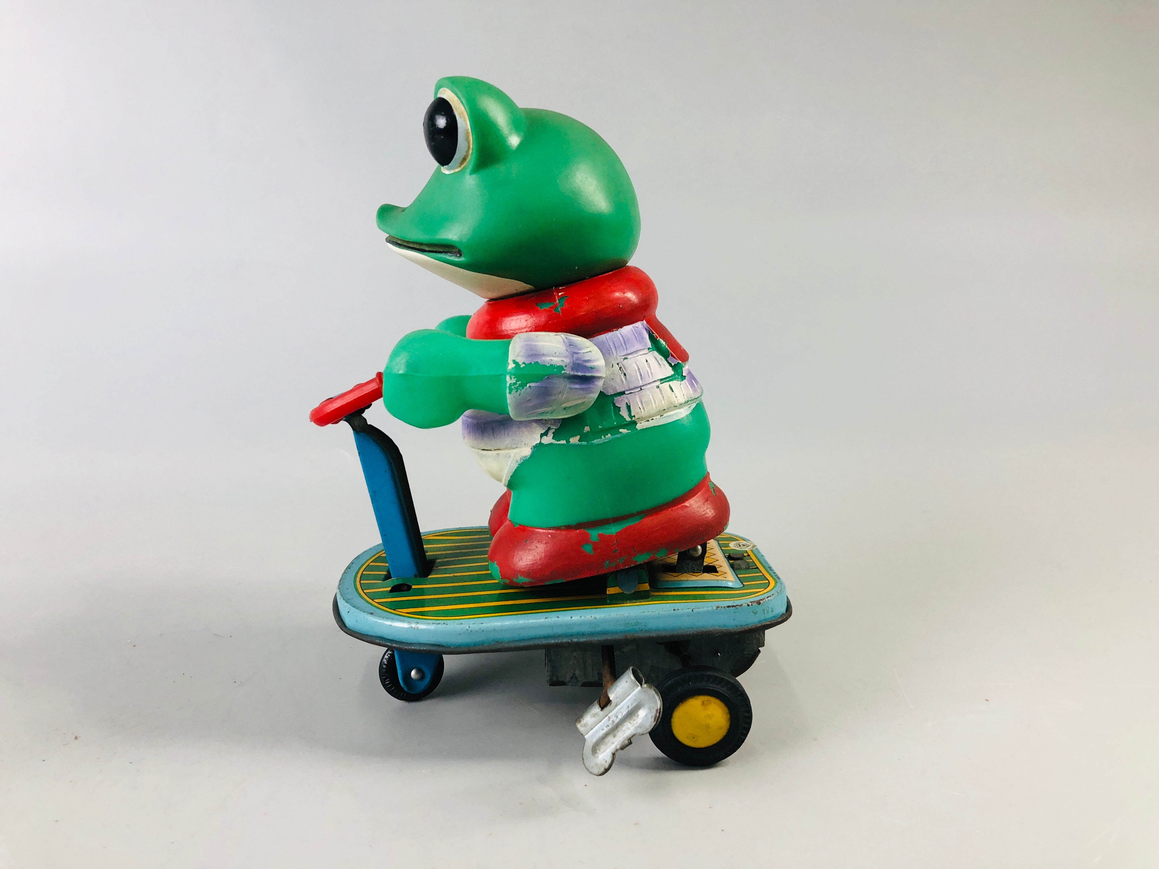 Y7022 [VIDEO] TIN TOY Keroyon kickboard frog scooter Japan antique