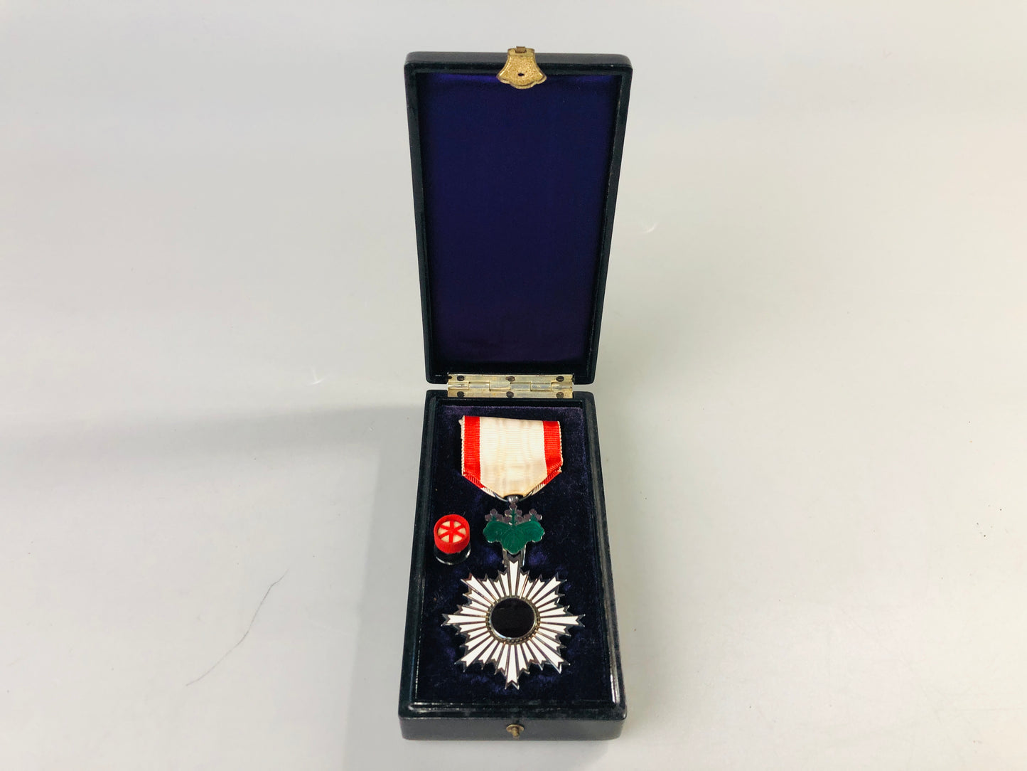 Y7033 [VIDEO] KUNSHO Order of the Rising Sun 6th Class box Japan antique military award