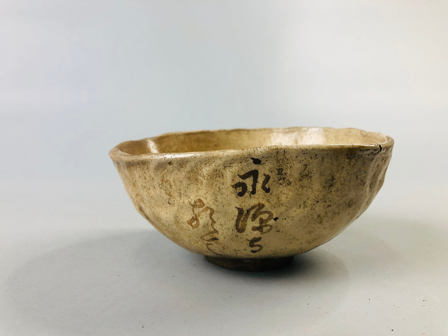 Y7035 CHAWAN Mino-ware bowl signed Japan antique tea ceremony pottery teacup