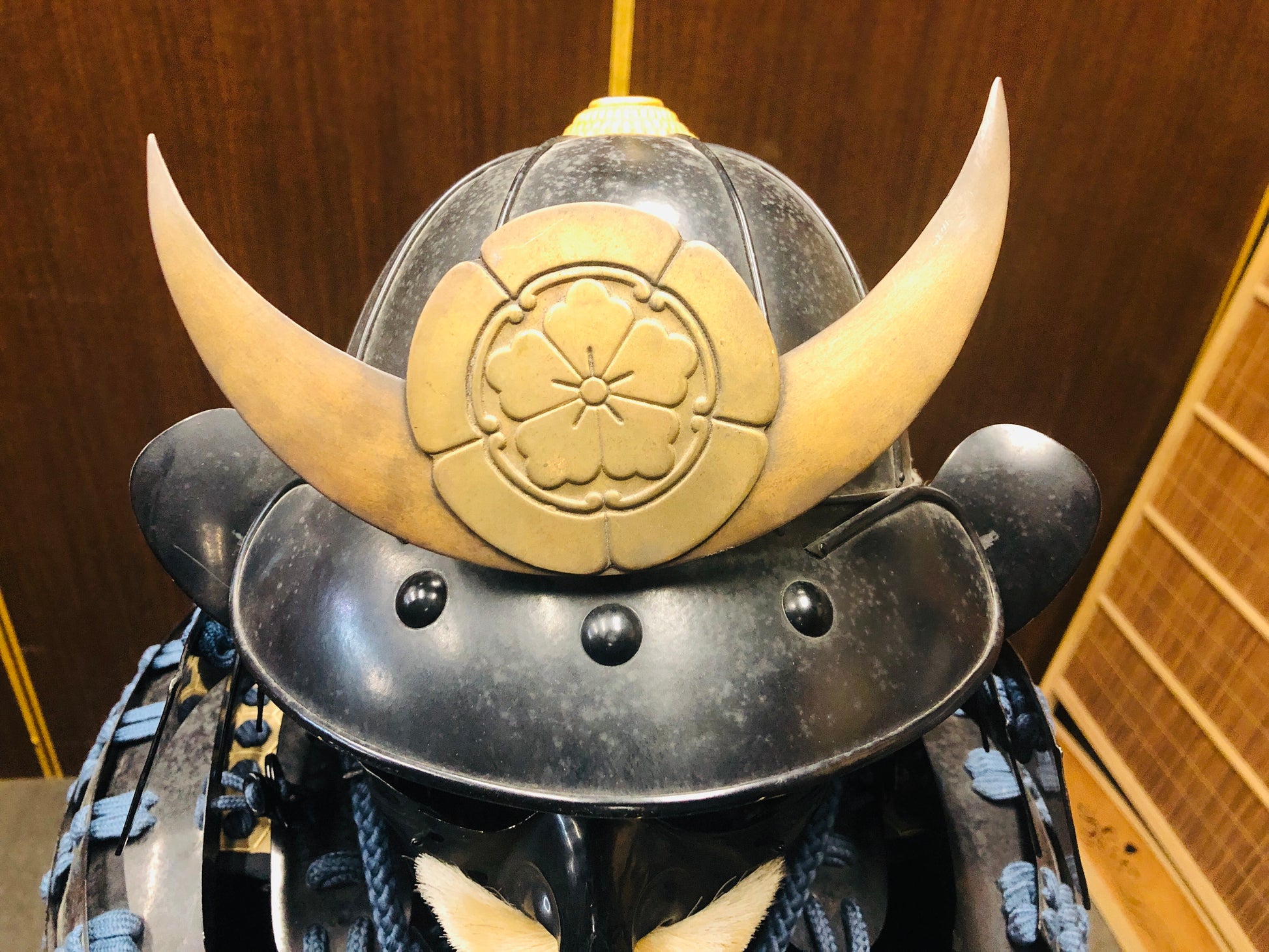 Casque De Samouraï , Kabuto Période Edo 8 Lamelles En Fer Laque Noir - metal et cuir - Japon Casque De Samouraï , Kabuto Période Edo 8 Lamelles En Fer Laque Noir - metal et cuir - Japon